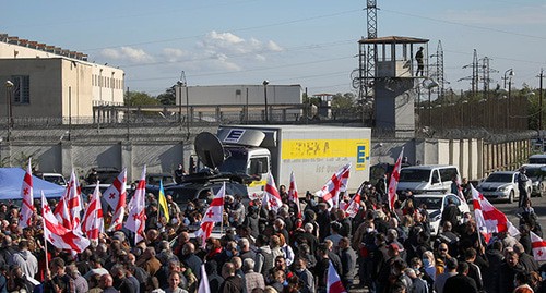 Сторонники Михаила Саакашвили возле руставской тюрьмы. Фото: REUTERS/Irakli Gedenidze