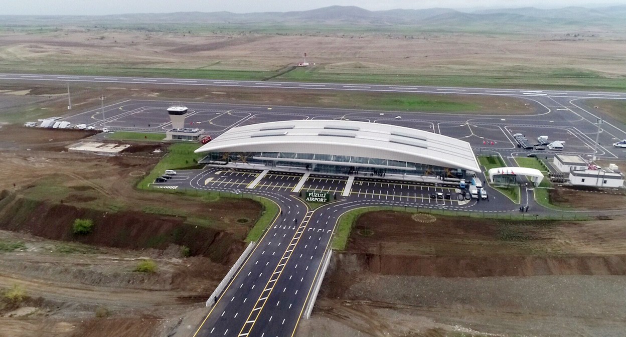 Международный аэропорт в Физули, открытый 26 октября 2021 года. Фото: пресс-служба президента Азербайджана https://static.president.az/media/W1siZiIsIjIwMjEvMTAvMjYvMmd1a2ljZWZ3Nl8yMC5qcGciXSxbInAiLCJ0aHVtYiIsIjEzNDB4MTAyMCJdXQ?sha=fb83ab2699cf64ac