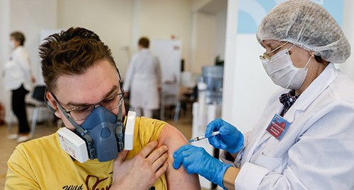 Медицинский работник вводит вакцину пациенту. Фото: REUTERS/Evgenia Novozhenina
