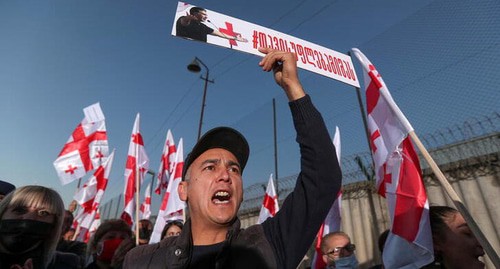 Сторонники экс-президента Грузии Михаила Саакашвили проводят митинг возле тюрьмы в Рустави, Грузия, 24 октября 2021 года. REUTERS/Ираклий Геденидзе