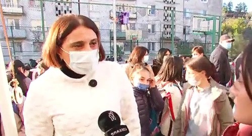 Участница акции учителей в Тбилиси. Кадр видео https://formulanews.ge/News/59035