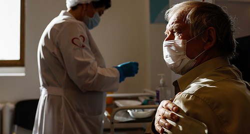 Пожилой человек, которому только что сделали прививку от COVID-19. Фото: REUTERS/Evgenia Novozhenina