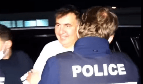 Саакашвили препровождают в руставскую тюрьму. 1 октября 2021 года. Стоп-кадр видео МВД Грузии https://www.facebook.com/watch/?ref=external&v=1490796041293652