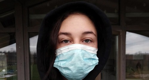 Подросток в медицинской маске. Фото Нины Тумановой для "Кавказского узла"