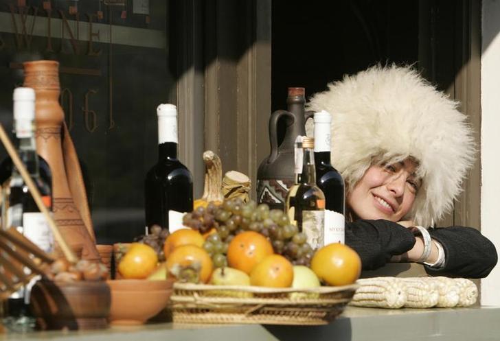 Продавец вина и фруктов в Тбилиси. Фото: REUTERS/David Mdzinarishvili Продавец вина и фруктов в Тбилиси. Фото: REUTERS/David Mdzinarishvili