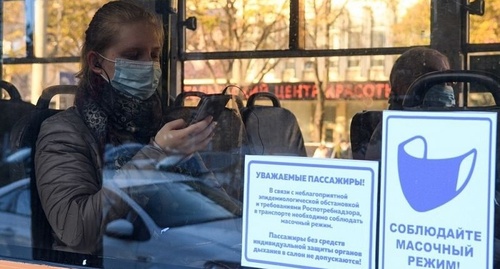 Пассажиры автобуса в Краснодаре. Фото: пресс-служба администрации Краснодарского края. https://admkrai.krasnodar.ru/upload/iblock/df4/df4ce9e8251d00fabd7e75c6548084d4.jpg