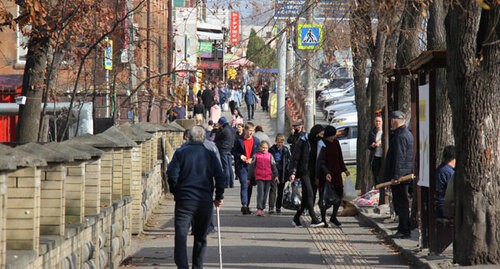 Люди на улице Куйбышева. Владикавказ, 30 октября 2021 года. Фото Марии Абайти для "Кавказского узла".