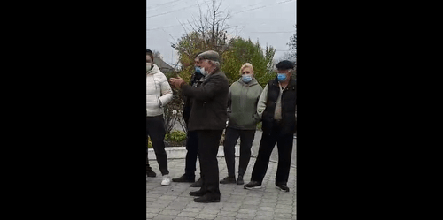 Сход жителей Ново-Ивановского 2 ноября 2021 года. Стоп-кадр видео, имеющегося в распоряжении "Кавказского узла".