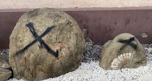 Следы вандализма на экспонатах Музея каменных артефактов. Фото Л. Маратовой для "Кавказского узла".
