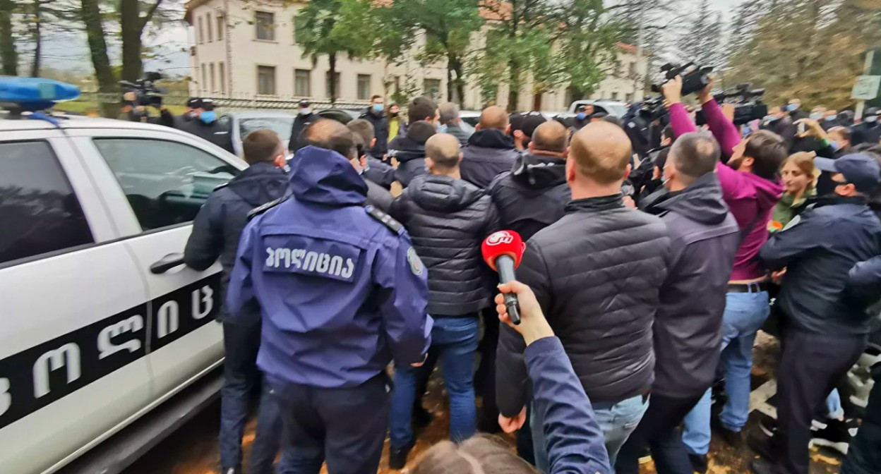 Задержание протестующих в  Салхино Мартвильского муниципалитета Грузии, 07.11.2021. Кадр видео 
Sputnik Georgia - все о Грузии https://www.youtube.com/watch?v=AyIf3BNUBKE