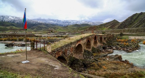 Азербайджанский флаг рядом с Худаферинским мостом Джабраильского района Нагорного Карабаха. Фото Азиза Каримова для "Кавказского узла"