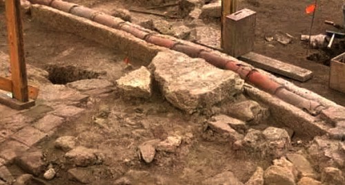 Место  раскопок на центральной площади Дербента. Фото: пресс-служба мэрии Дербента

