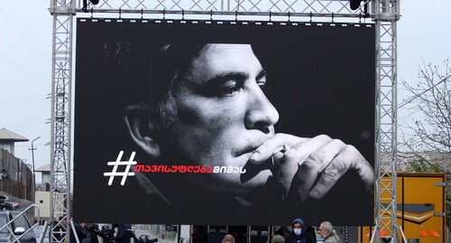 Портрет Михаила Саакашвили на большом мониторе. Фото Инны Кукуджановой для "Кавказского узла"
