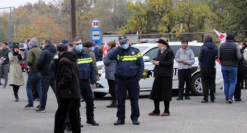 Сотрудники полиции у входа в тюрьму. 6 ноября 2021 г. Фото Инны Кукуджановой для "Кавказского узла"