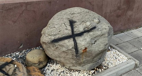 Следы вандализма на экспонатах Музея каменных артефактов. Фото Людмилыы Маратовой для "Кавказского узла"