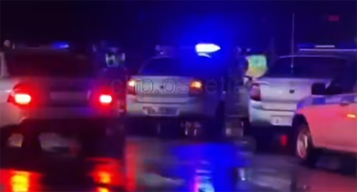 На месте конфликта со стрельбой во Владикавказе. Кадр видео, опубликованного в Facebook-сообществе "Фортанга".Org
https://www.facebook.com/fortangaORG/