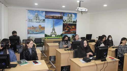 Учащиеся курсов азербайджанского языка в Степанкерте. Фото фонда Genesis Armenia. https://www.facebook.com/photo?fbid=347222480508652&set=pcb.347222720508628