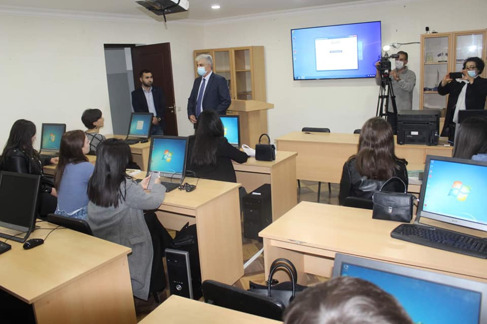 Новый центр изучения иностранных языков в Степанкерте. Фото фонда Genesis Armenia. https://www.facebook.com/photo?fbid=347222480508652&set=pcb.347222720508628