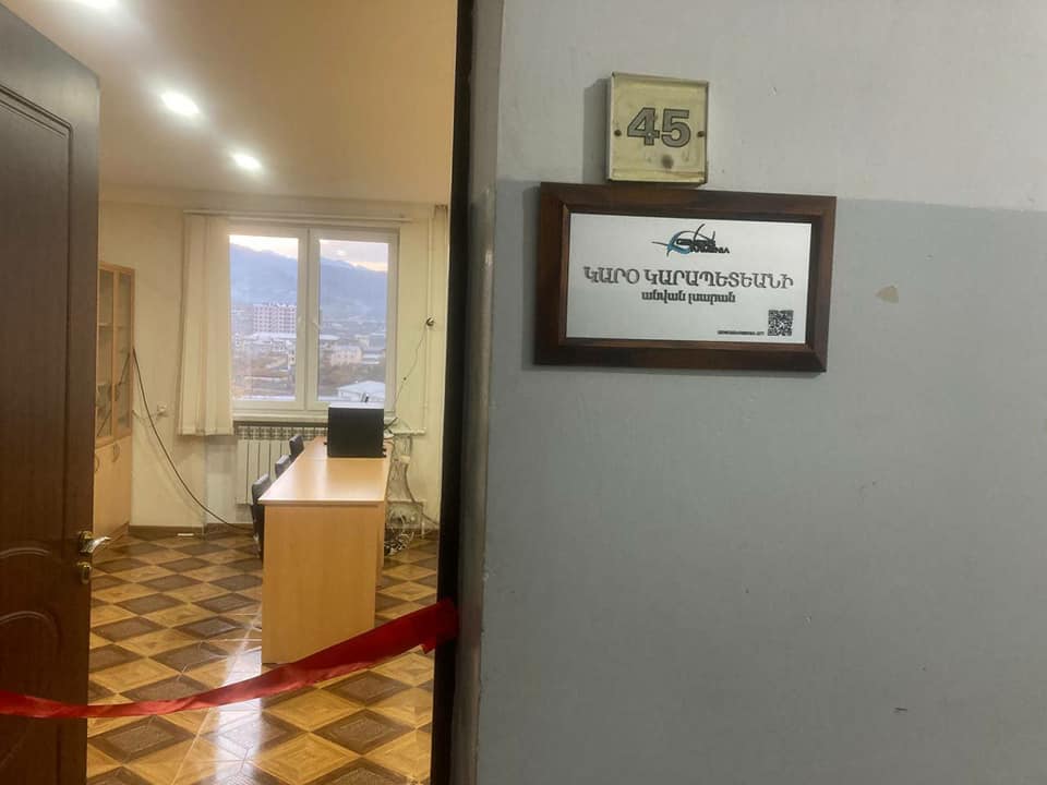 Открытие центра изучения иностранных языков в Степанкерте. Фото фонда Genesis Armenia. https://www.facebook.com/photo?fbid=347222480508652&set=pcb.347222720508628