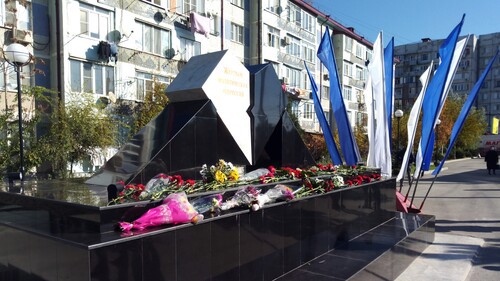 Открытие памятника жертвам политических репрессий. Махачкала, 13 ноября 2021 года. Фото Расула Магомедова для "Кавказского узла"