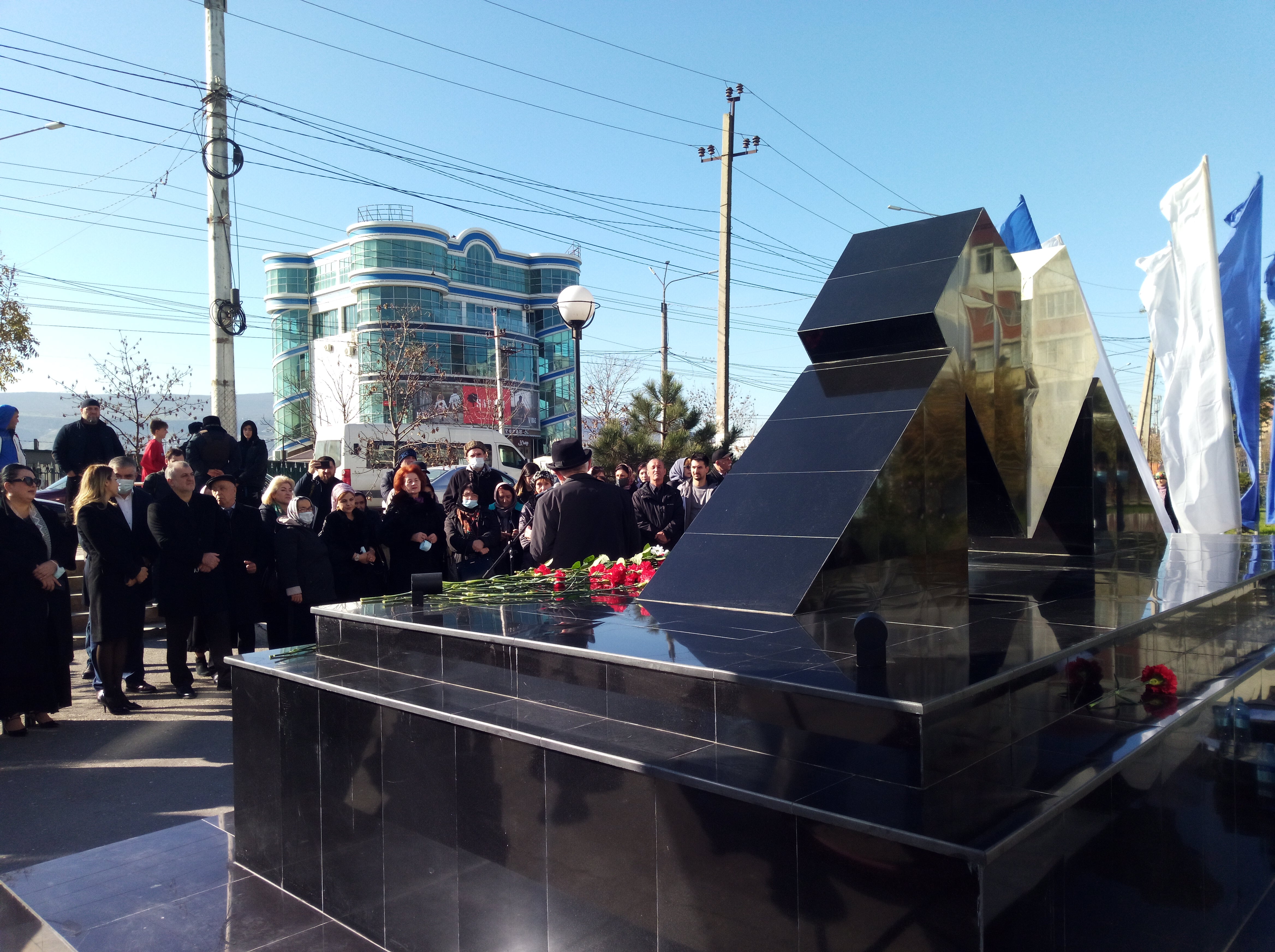 Открытие памятника жертвам политических репрессий. Махачкала, 13 ноября 2021 года. Фото Расула Магомедова для "Кавказского узла"