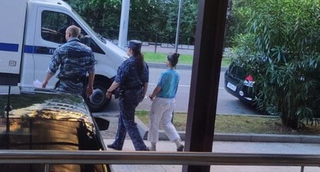 Галина Бурова выходит из здания СКР после допроса в наручниках. Фото Антона Бурова для "Кавказского узла"