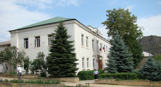 Здание администрации Табасаранского района. Фото https://riaderbent.ru/v-tabasaranskom-rajone-pri-remonte-zdaniya-administratsii-pohitili-pochti-million-rublej.html
