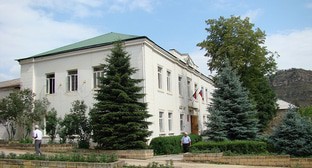 Здание администрации Табасаранского района. Фото https://riaderbent.ru/v-tabasaranskom-rajone-pri-remonte-zdaniya-administratsii-pohitili-pochti-million-rublej.html
