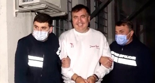 Саакашвили препровождают в Руставскую тюрьму. 1 октября 2021 года. Стоп-кадр МВД Грузии https://www.facebook.com/watch/?ref=external&v=1490796041293652