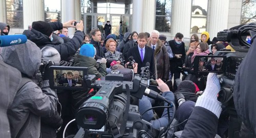 Адвокаты и юристы вышли из здания Мосгорсуда после заседания. Фото: скриншот сообщения канала  ПЦ "Мемориал"* https://twitter.com/hrc_memorial/status/1463064411669684227/photo/1