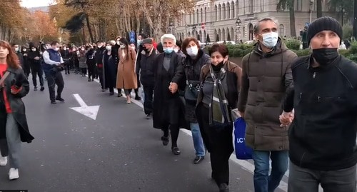 Живая цепь жителей Тбилиси в годовщину "революции роз". Стоп-кадр видео https://www.youtube.com/watch?v=RlgUsMAzGJg