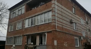 Спасатели обследуют дом в Армавире. Фото: стопкадр видео ГУ МЧС по Краснодарскому краю https://23.mchs.gov.ru/deyatelnost/press-centr/operativnaya-informaciya/4618415