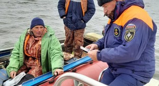 Сотрудники МЧС Астраханской области. Фото: пресс-служба регионального управления МЧС
