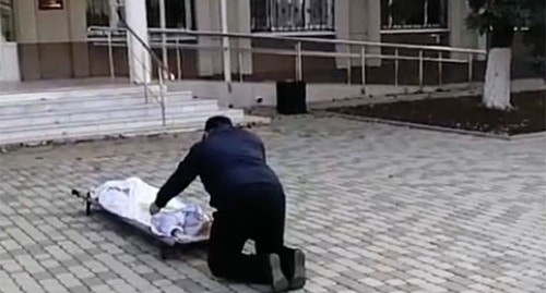 Владелец похоронного агентства, который привез тело пенсионерки к зданию администрации Тимашевского района. Фото: instagram.com/timahablog/