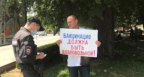 Михаил Модин в одиночном пикете. Волгоград, 15 июля 2021 года. Фото Татьяны Филимоновой для 