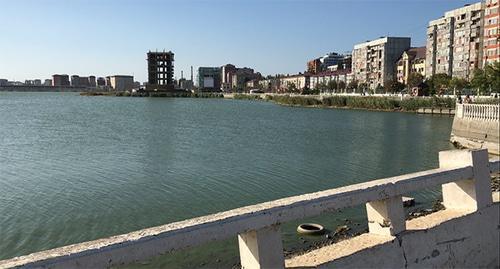 Застройка берега озера Ак-Гёль в Махачкале. Фото Патимат Махмудовой для "Кавказского узла"