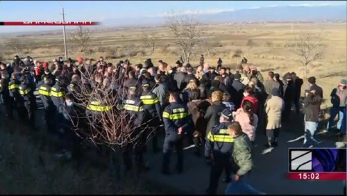 Жители села Зегдулети во время акции протеста. Стоп-кадр из видео на странице https://rustavi2.ge/ka/news/216359