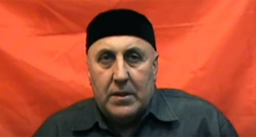 Мужчина не назвавший свое имя в опубликованном видео, но пояснивший, что является старейшиной чеченской общины Норильска. Скриншот видео https://www.youtube.com/watch?v=GWrOCvri-vM
