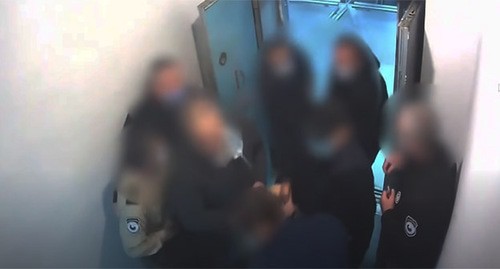 Кадр видео транспортировки Михаила Саакашвили в тюремную больницу. Скриншот видео ://www.youtube.com/watch?v=OgIk3tZkXm8