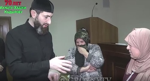 Руководитель Центра исламской медицины Адам Эльжуркаев проводит беседу с задержанными женщинами. Кадр видео ЧГТРК 
 "Грозный" ttps://www.instagram.com/p/CXMJRCqjMh3/