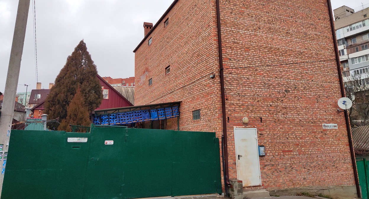 Дом по улице Боряна, 91А в Ростове-на-Дону, признанный самостроем. Фото Константина Волгина для "Кавказского узла"
