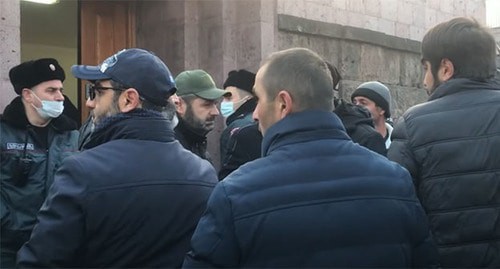 Родственники пленных солдат возле парламента Армении. Ереван, 8 декабря 2021 года. Скриншот видео NEWS AM https://www.youtube.com/watch?v=JnS6xD3UkMs&t=8s