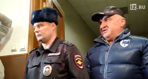 Рауль Арашуков (справа) идет по коридору суда. Скриншот видео https://iz.ru/1129630/2021-02-25/sud-ostavil-pod-strazhei-eks-senatora-arashukova