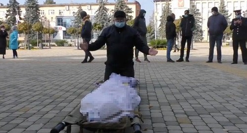 Акция ритуального агента возле здания администрации в Тимашевске. Скриншот видео https://www.gazeta.ru/social/news/2021/10/31/n_16780945.shtml