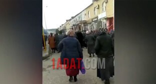 Жительницы Грозного идут на уличный протест против повышения аренды на рынке "Беркат". Кадр видео 1ADAT https://www.youtube.com/watch?v=7BXtDxOuINY
