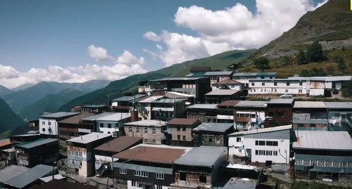 Горное село в Дагестане. Кадр из фильма "У нас такое происходит" на YouTube-канале ROMB.