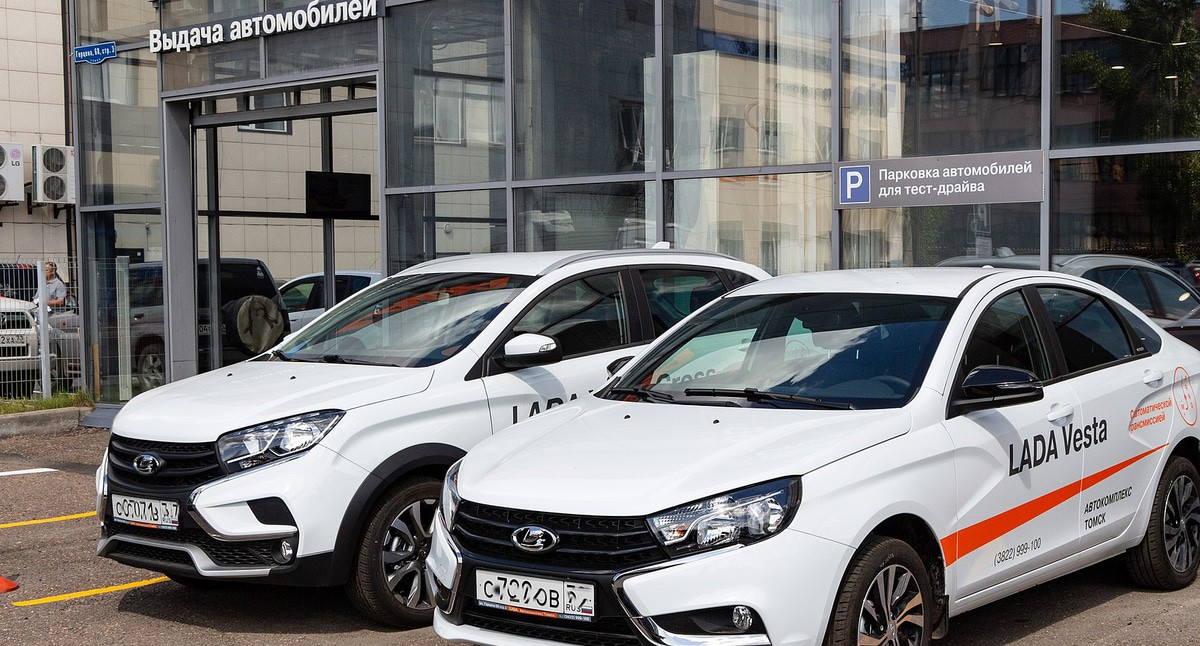 Новые автомобили. Фото 
Ilya Plekhanov -  https://ru.wikipedia.org/wiki/Lada