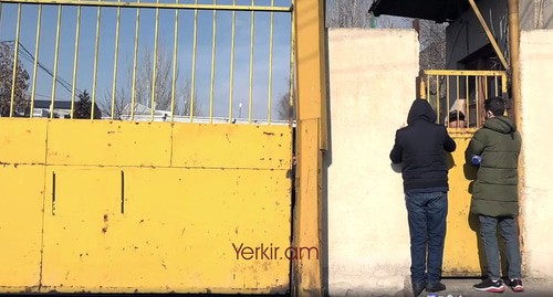 Ворота автопарка в Ереване.Кадр видео https://www.facebook.com/watch/live/?ref=watch_permalink&v=276869917832510