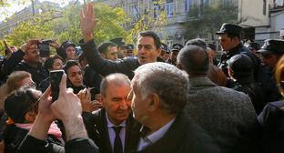 Выступление лидера ПНФА Али Керимли после суда. Фото Азиза Каримова для 