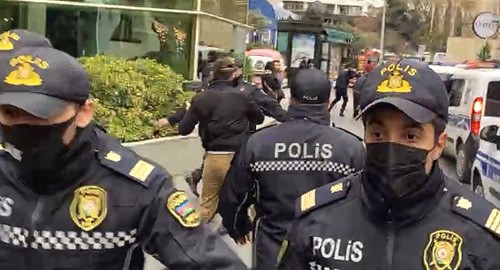Задержание участников акции в поддержку Салеха Рустамова. Кадр видео MEDIAN TV https://www.facebook.com/MeydanTelevision/videos/5146199622076914